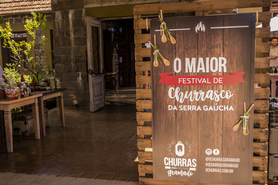 Hique Gomez é atração musical de "Ô Churras"